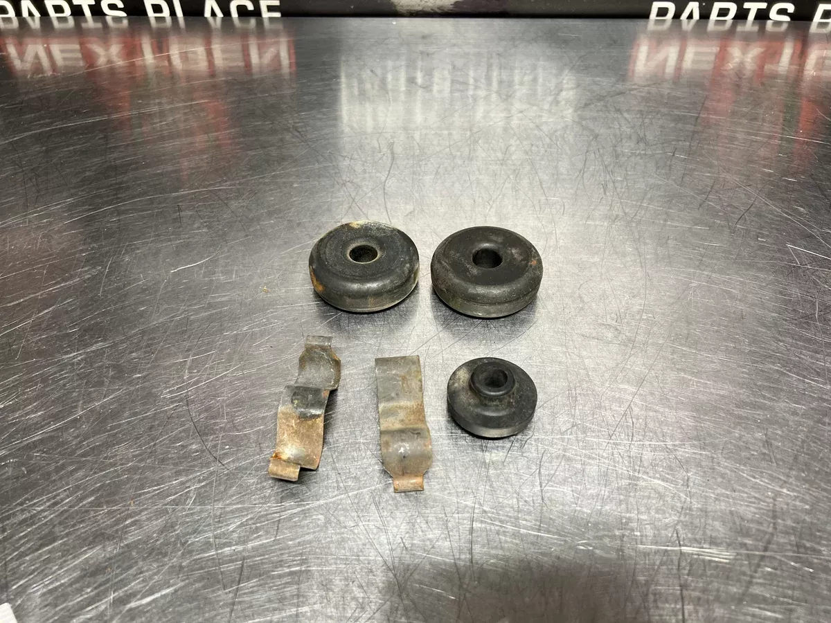 04-06 PONTIAC GTO RADIATOR RUBBER HOLD DOWN DONUTS WITH BRACKETS OEM #3872