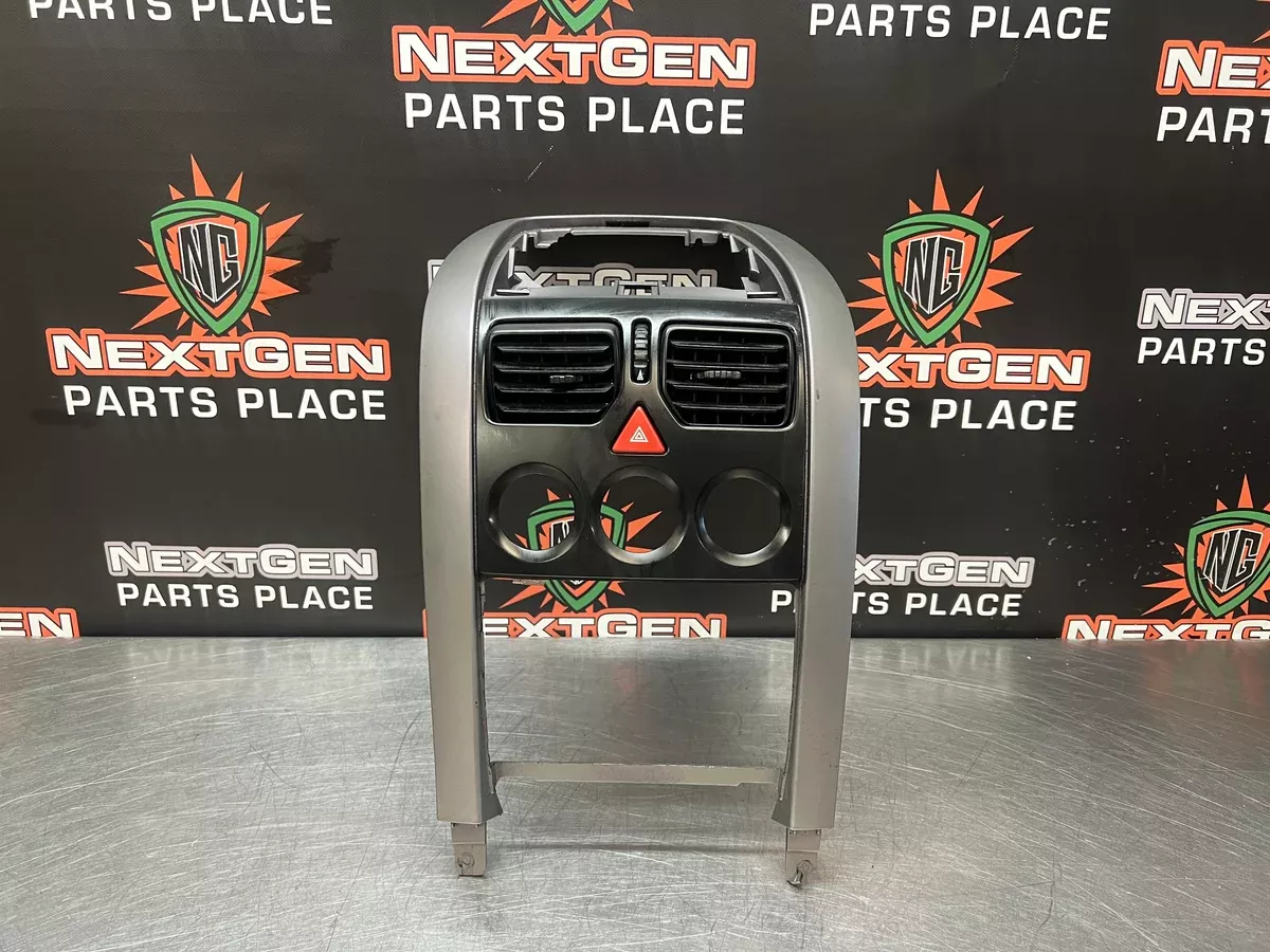 04-06 PONTIAC GTO RADIO BEZEL / DASH TRIM OEM #1027