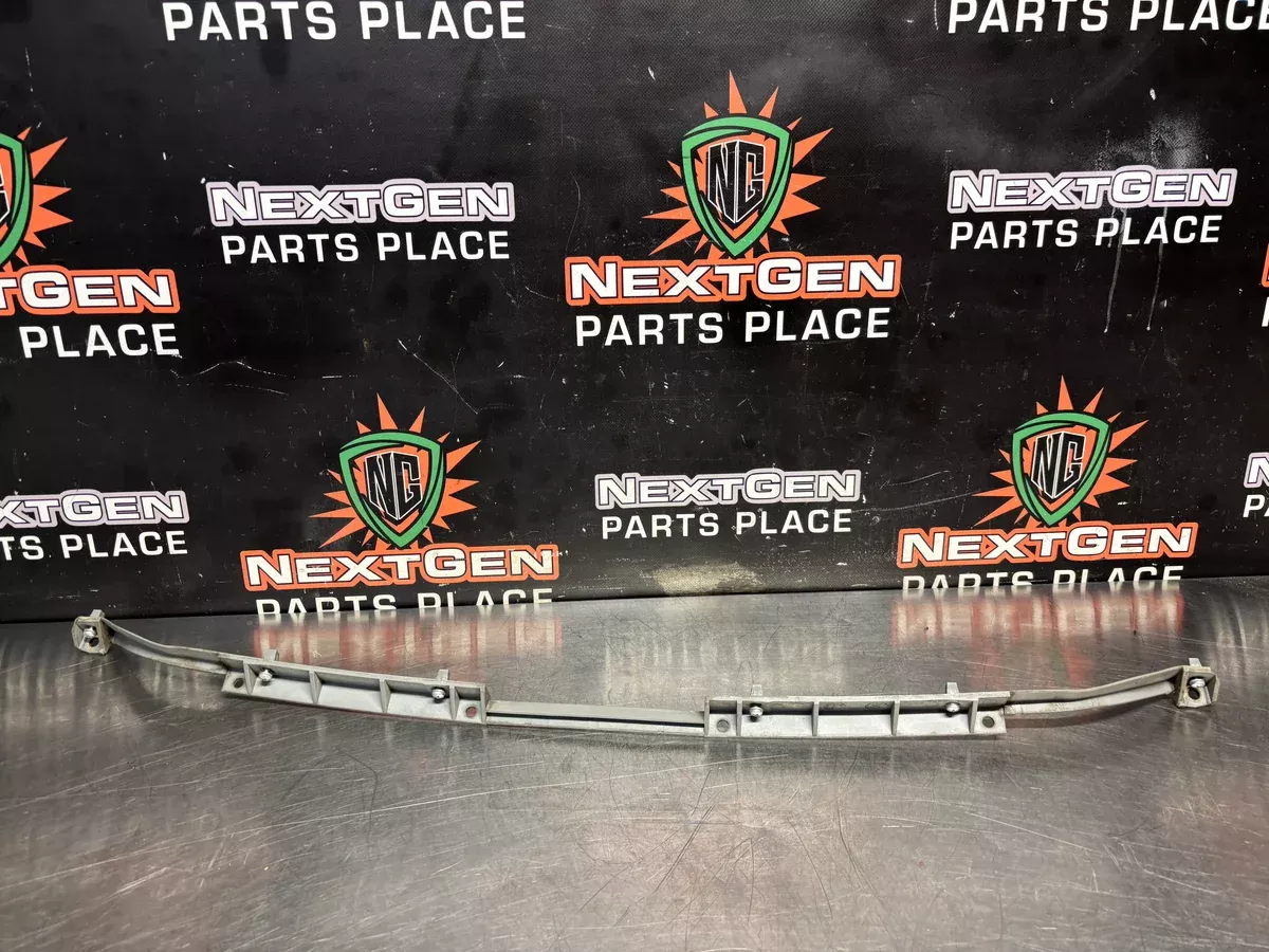 04-06 PONTIAC GTO REAR BUMPER GUIDE CENTER BRACKET 92049262 OEM #1438